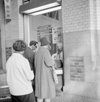 859350 Afbeelding van treinreizigers bij het loket in het N.S.-station Haarlem te Haarlem.